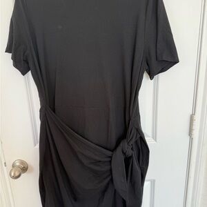 Elegant Black Dress with Side Knot